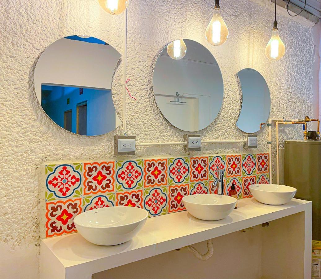 Baku Laureles Hostel Меделин Екстериор снимка