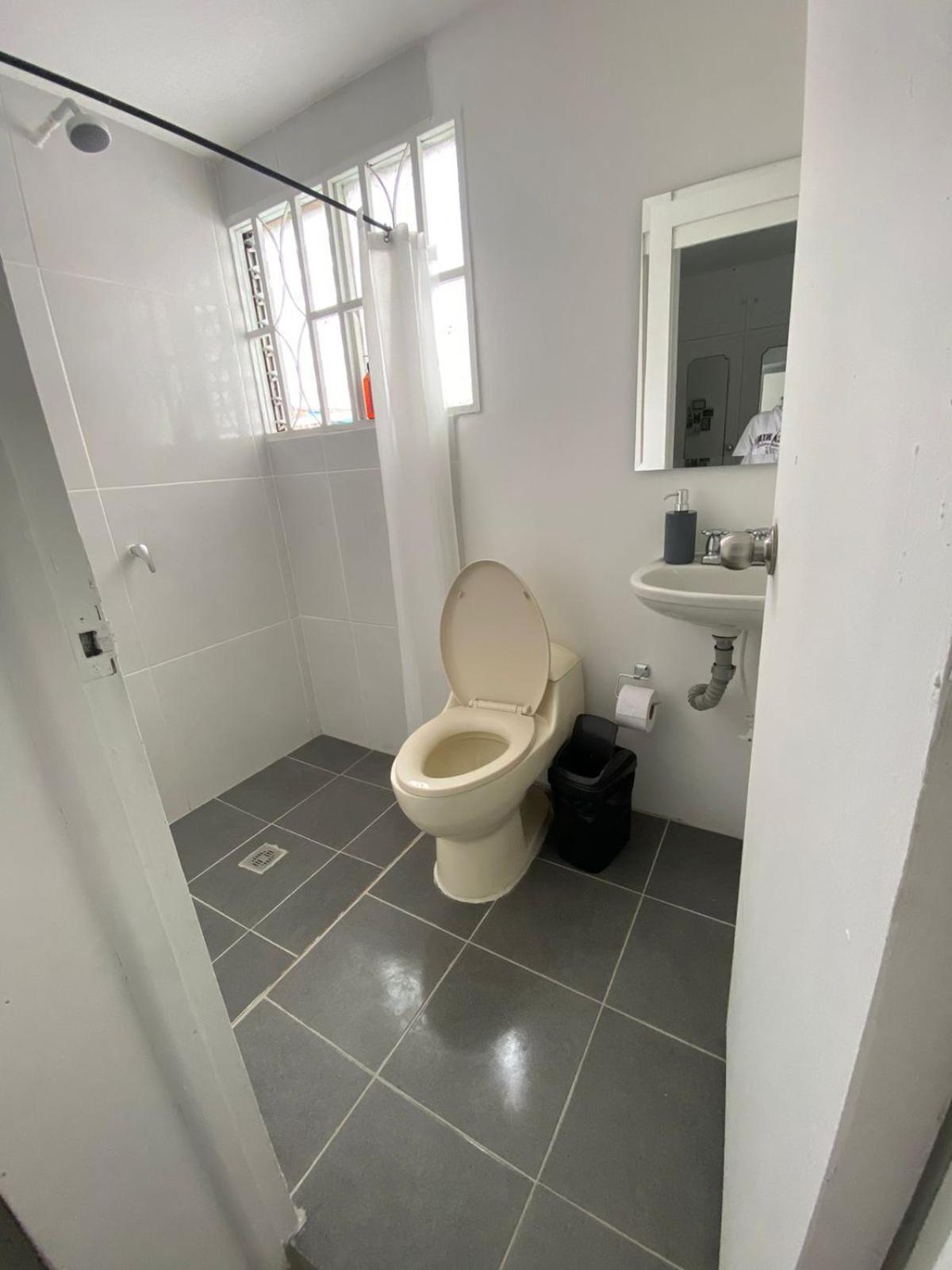 Baku Laureles Hostel Меделин Екстериор снимка