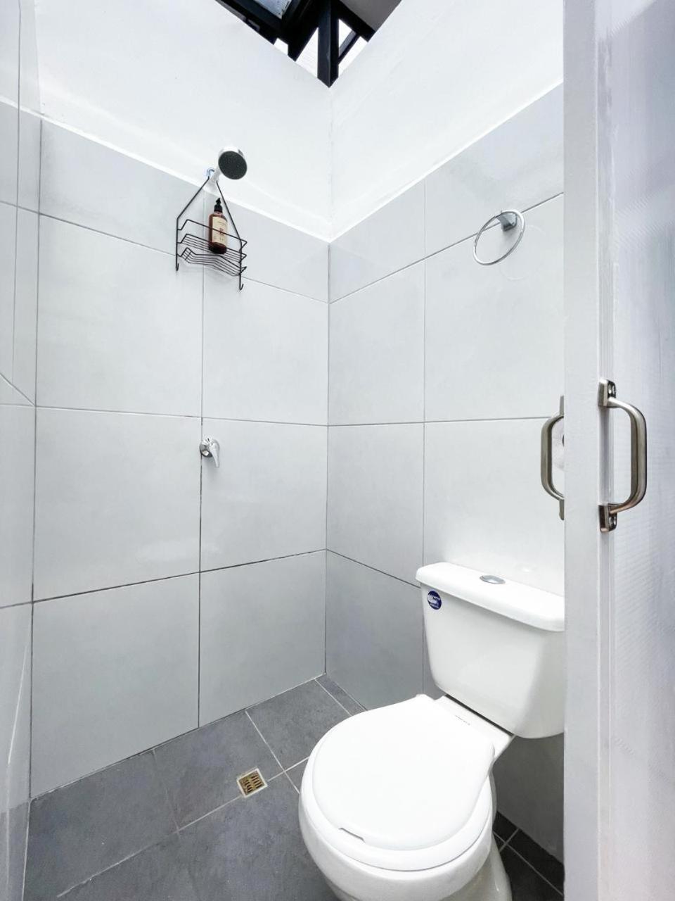 Baku Laureles Hostel Меделин Екстериор снимка